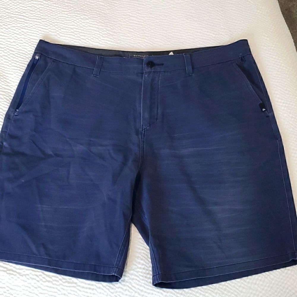 Quicksilver Men's Amphibians Blue Shorts, size 38